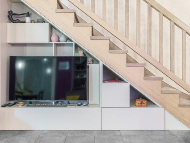 Meuble TV sous-escalier signé Vannes Intérieurs Privés