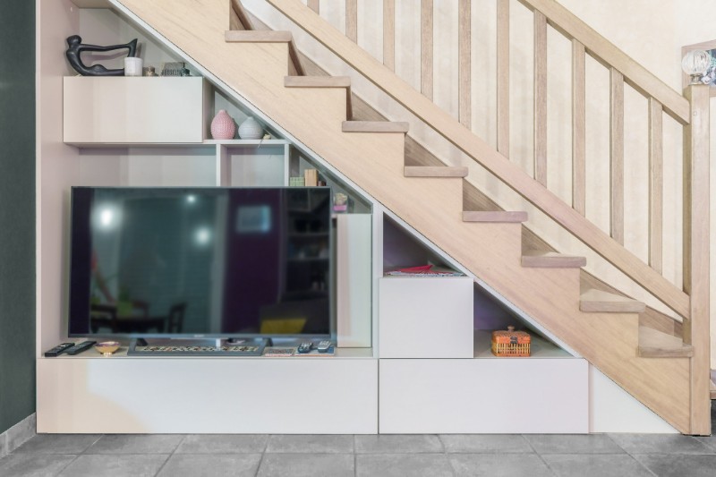 Meuble TV sous-escalier signé Vannes Intérieurs Privés